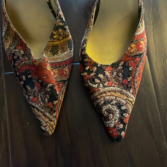 Highlights vintage red velvet printed heels - Picture 3 of 5